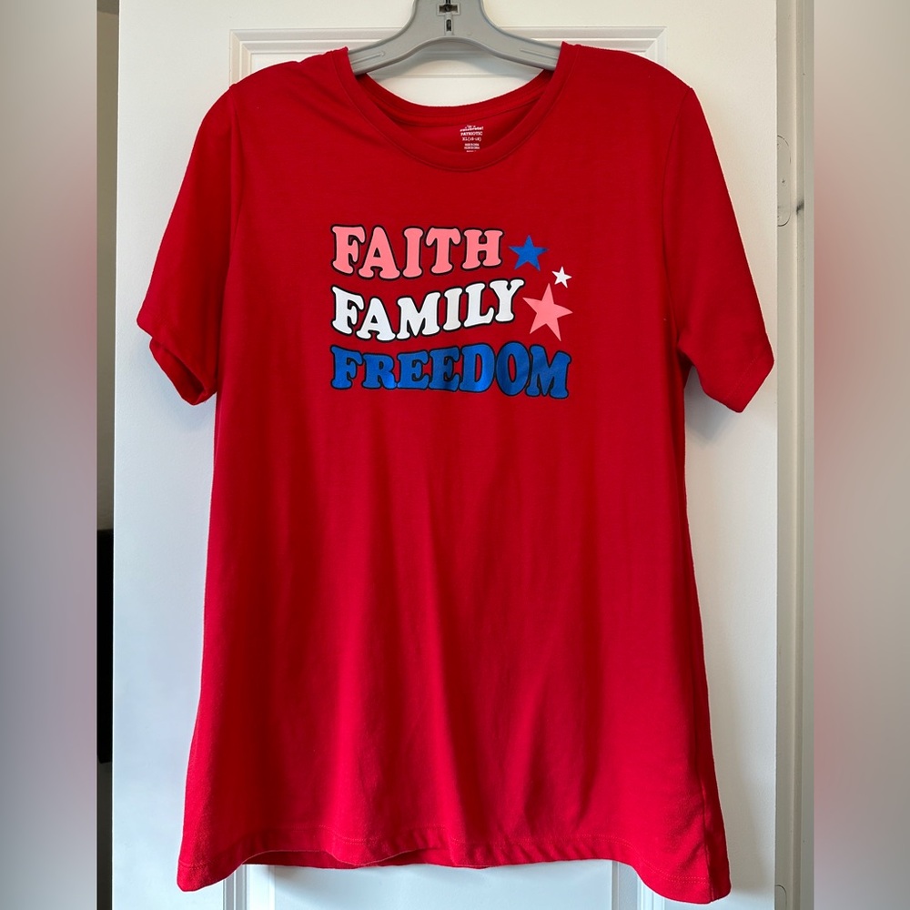 💚Woman’s Patriotic T-shirt